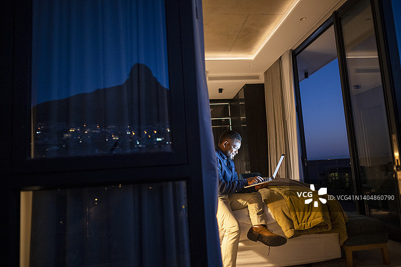 商人在床上深夜使用笔记本电脑图片素材