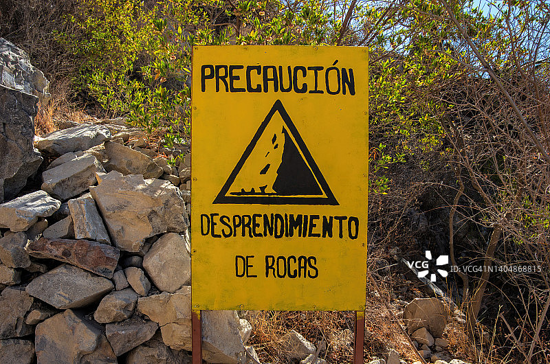 手绘西班牙语警告牌：小心落石图片素材