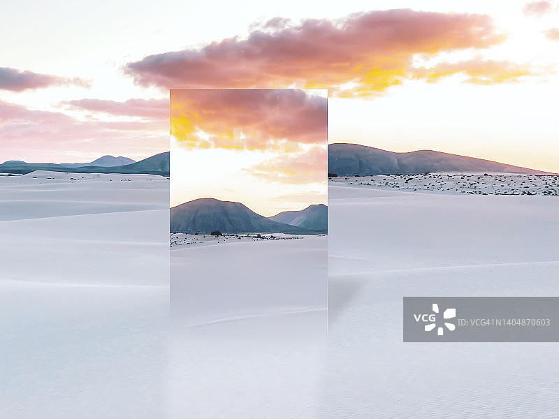 加那利群岛沙漠沙丘在镜子中的倒影，戏剧性的日落天空。图片素材