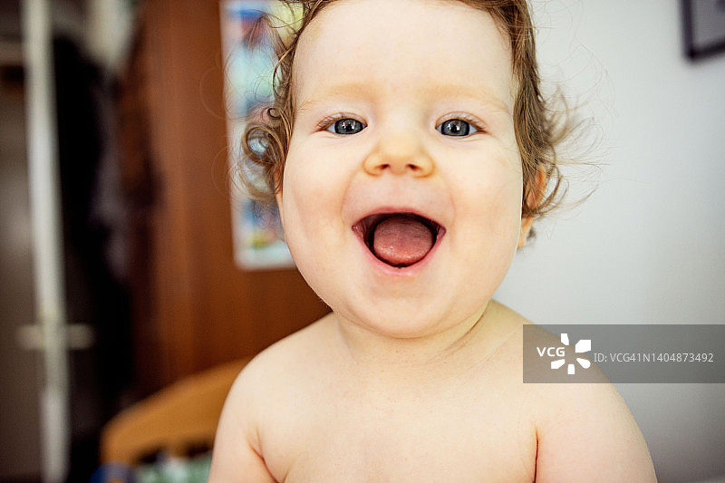 快乐的女婴的人物肖像图片素材