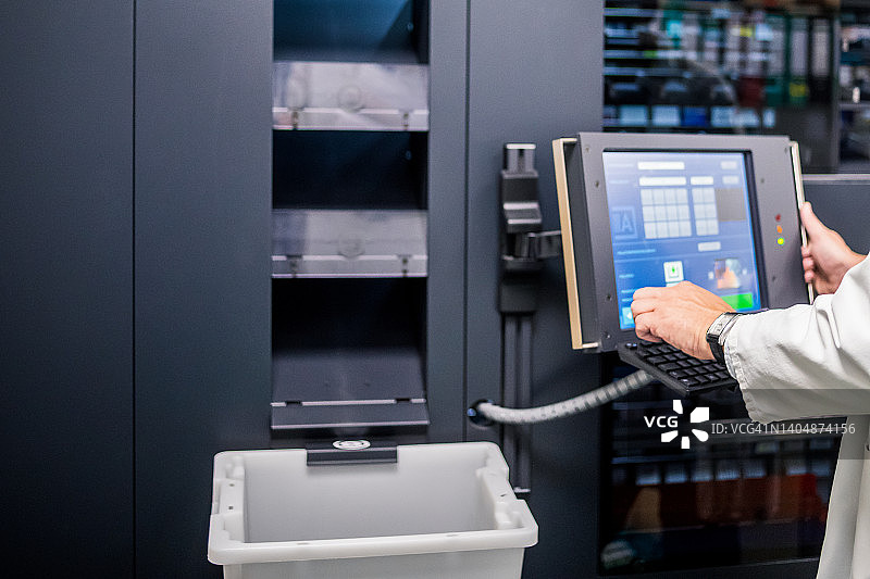 药剂师在药房使用调试机图片素材