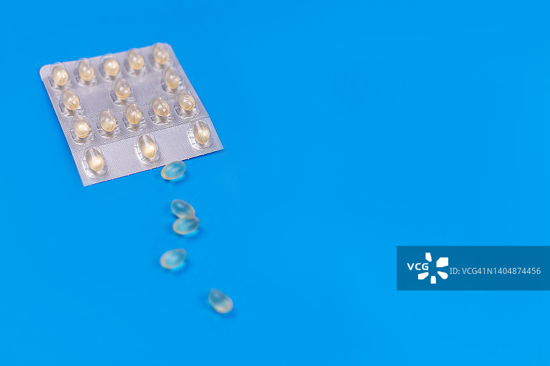 蓝色背景下的药丸泡罩和药丸图片素材