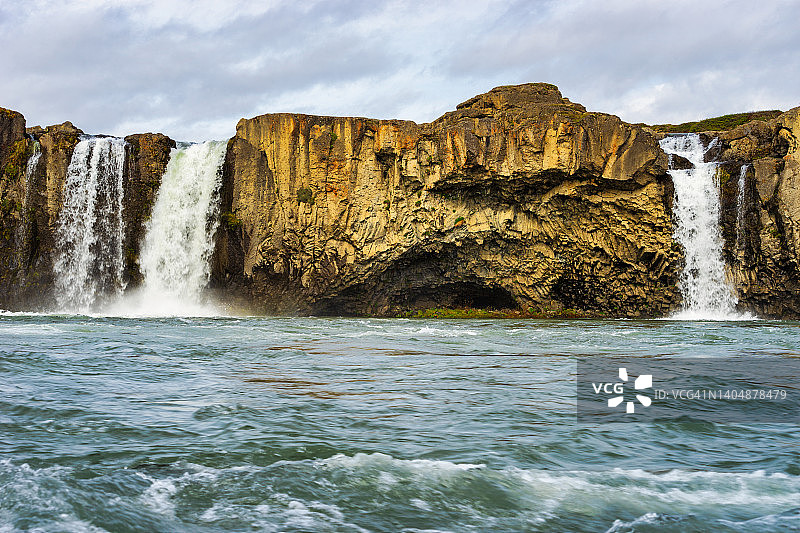 戈扎瀑布：冰岛第四大河流的壮观瀑布图片素材