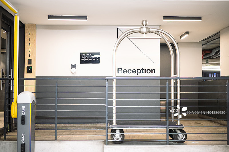 地下停车场内的酒店接待标志和行李车图片素材