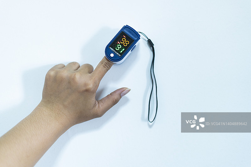 特写：男人手测量血氧水平图片素材