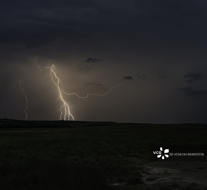 大平原上的闪电图片素材
