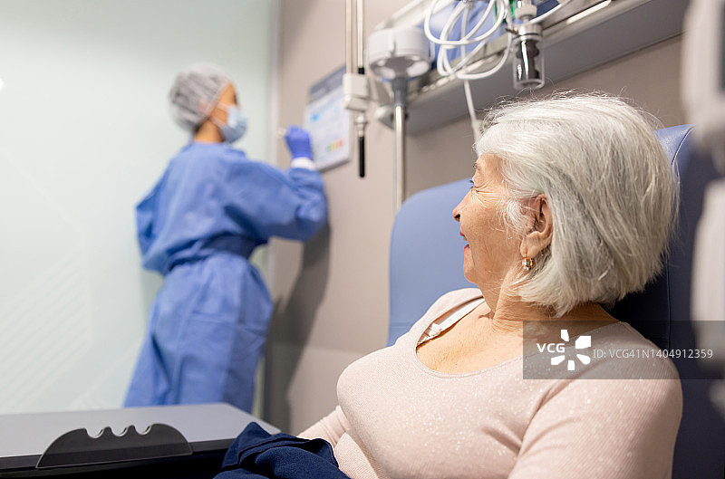 癌症患者在医院接受化疗图片素材