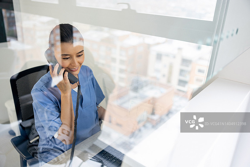 在医院打电话的前台接待员图片素材