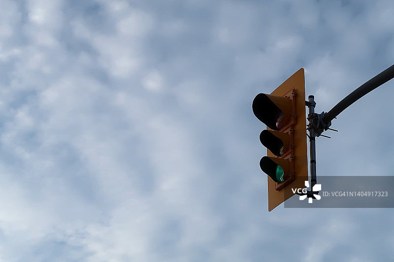 天空淡云下的绿色交通灯图片素材