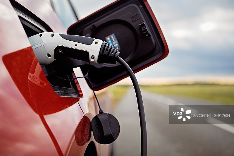 在路上充电的电动汽车图片素材