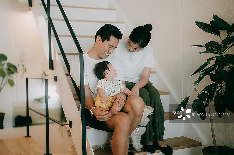 一家人、婴儿和狗在家中图片素材