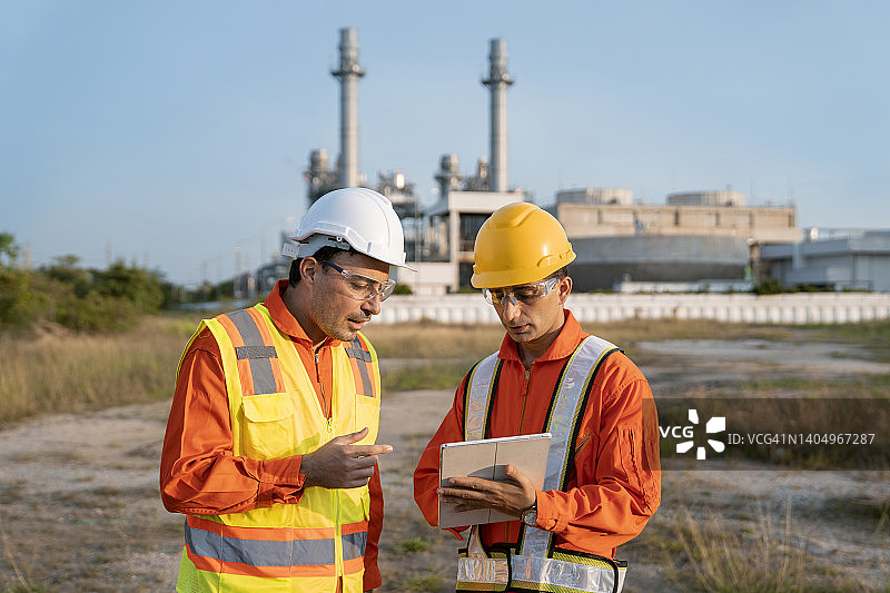 工程师在现代化电站施工现场图片素材