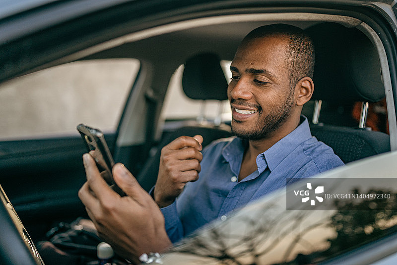 男人在车里视频通话图片素材