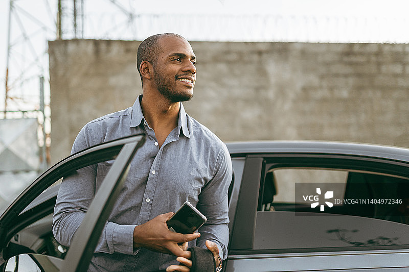 男人在上班途中下车图片素材