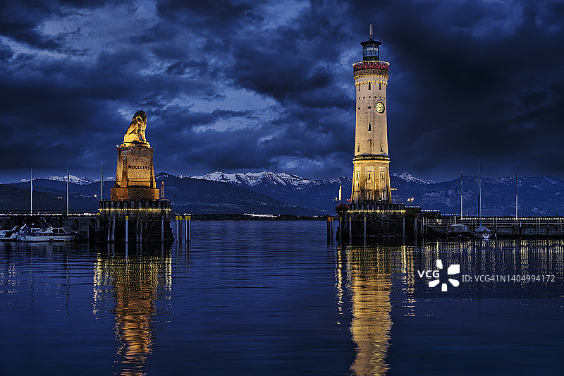 德国巴伐利亚林道港口入口，有灯塔和巴伐利亚狮图片素材