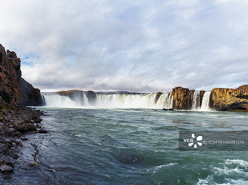 戈扎瀑布：冰岛第四大河流的壮观瀑布图片素材