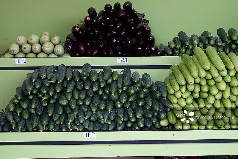 超市货架上的绿色蔬菜、黄瓜和西葫芦，健康素食理念图片素材
