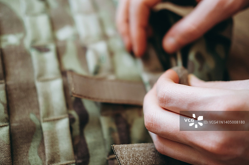 男人手部调整综合格斗系统图片素材