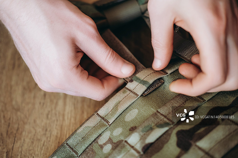 正在调整集成格斗系统的年轻局部女性的手图片素材