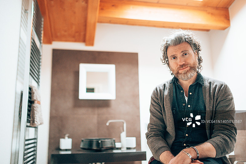 沉思的中年男人肖像图片素材