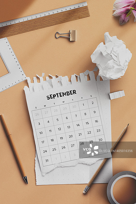 女性书桌上的九月日历图片素材