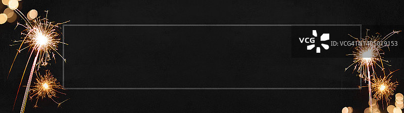 2023新年快乐活动庆祝节日banner全景背景插画：黑色夜空中的烟花和闪光图片素材