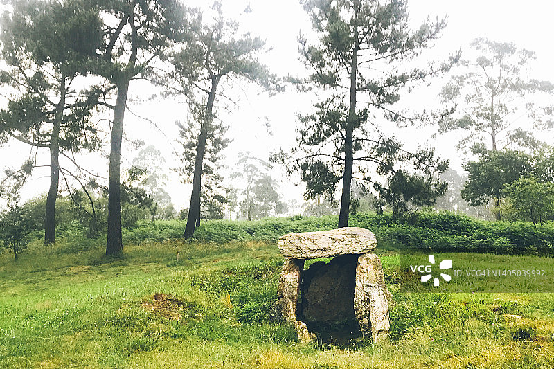 西班牙阿斯图里亚斯蒙特阿雷奥石墓图片素材