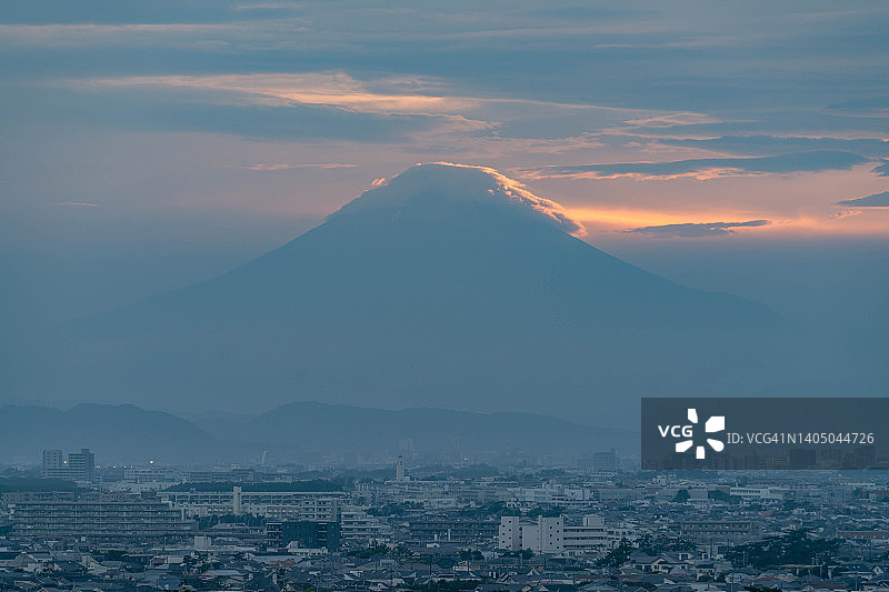 日本神奈川县的富士山和居民区图片素材