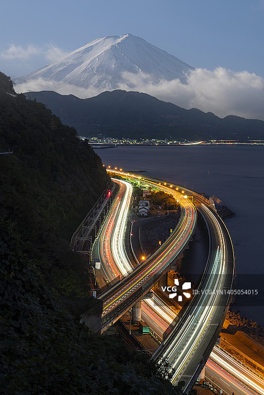 从萨埵峠观景台眺望冬季清晨的静冈县富士山和骏河湾图片素材
