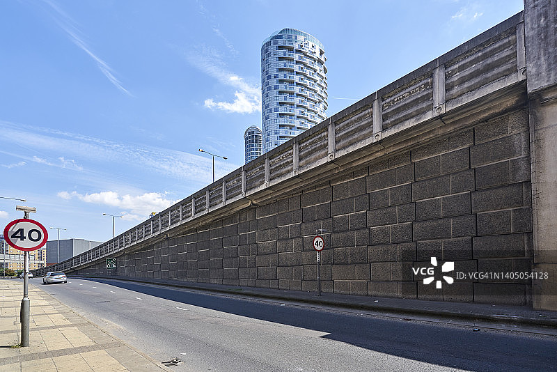 英国伦敦东区道路天桥及高层住宅楼图形合成图片素材