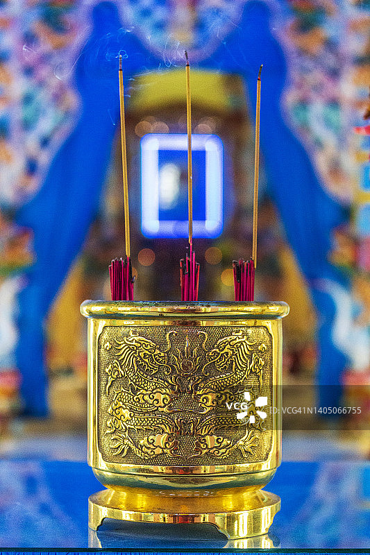 在越南高台寺燃烧的香图片素材