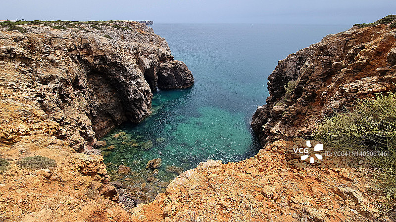 葡萄牙阿尔加维萨格里什附近的小海湾图片素材