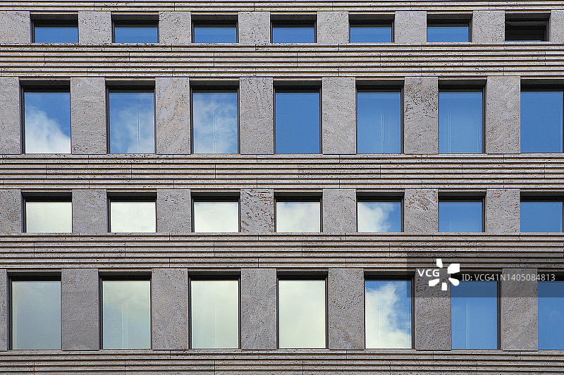 具有蓝色天空倒影的现代建筑立面图片素材