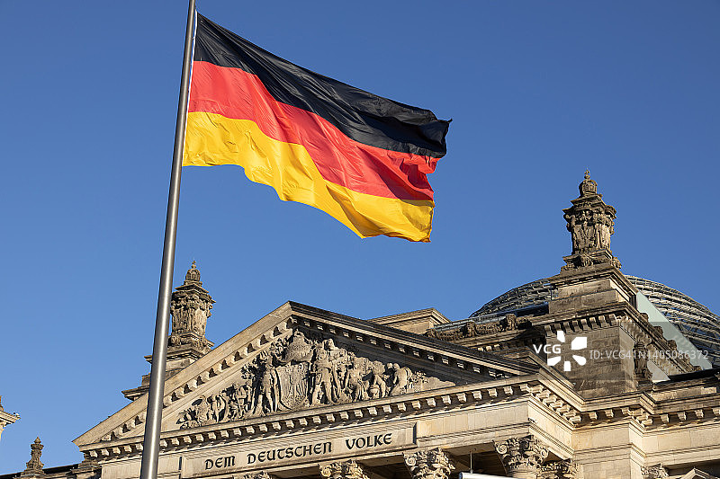 德国国旗下的柏林国会大厦楣梁铭文：“为了德意志人民”图片素材