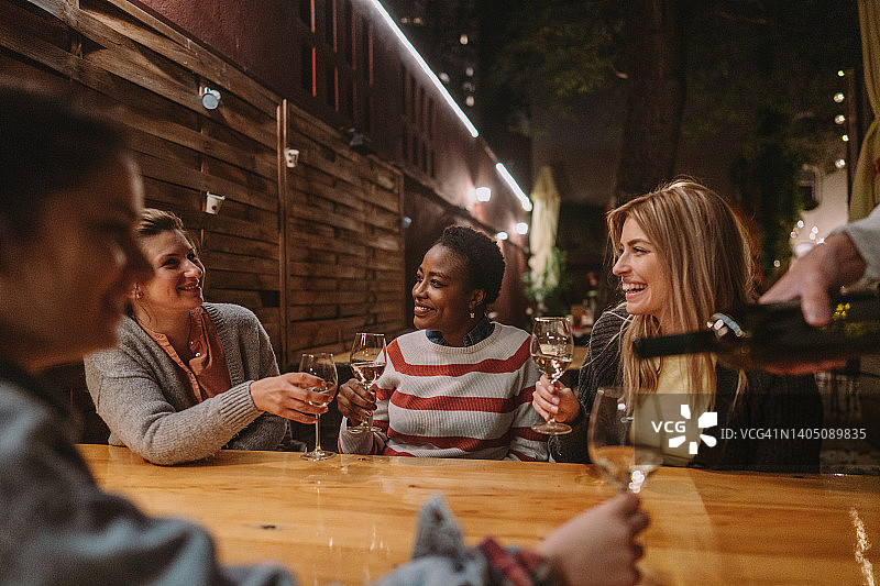 周五夜晚与女友相聚图片素材