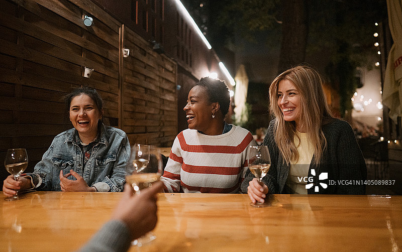 周五夜晚与女友相聚图片素材