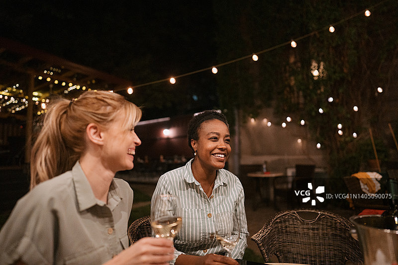 与闺蜜的周五品酒之夜图片素材