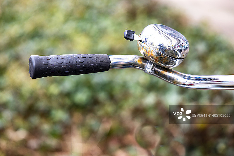 带锈铃的自行车车把图片素材