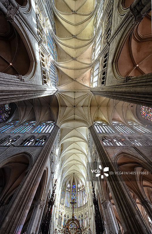 法国皮卡第亚眠大教堂的耳堂和天花板图片素材