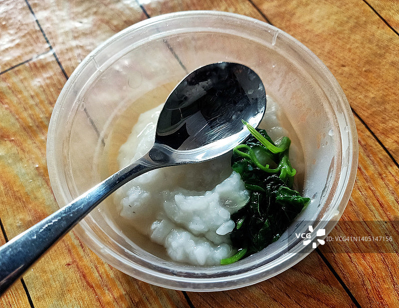 婴儿菠菜米粥图片素材