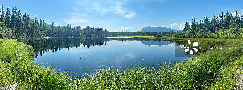 夏日湖泊全景图片素材