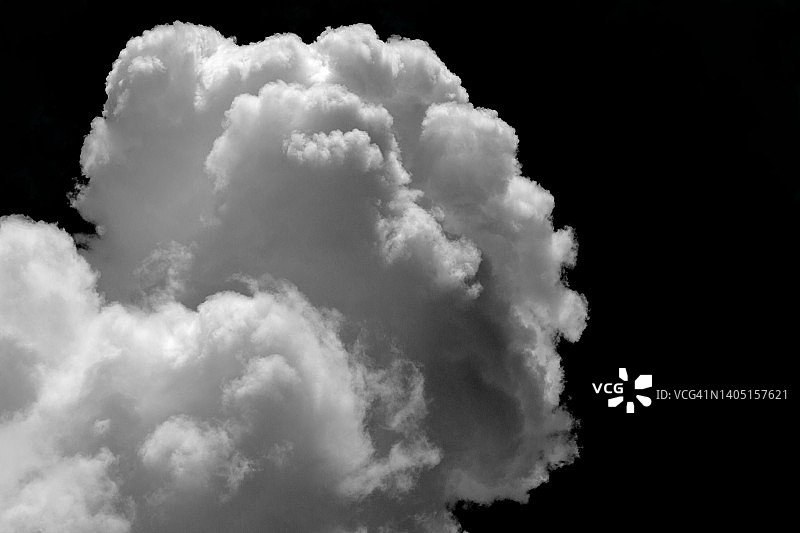 黑暗天空中的白云图片素材