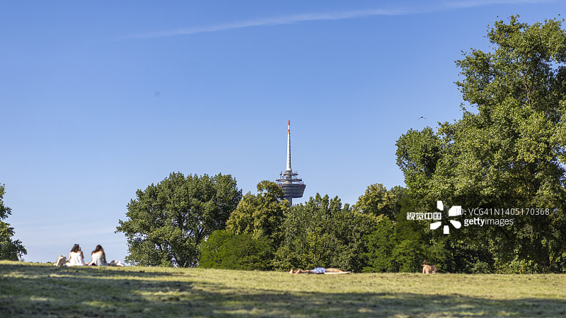 人们在科隆的广岛-长崎公园享受温暖的夏日图片素材