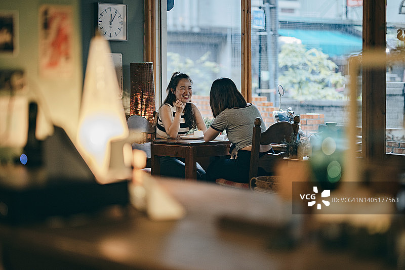 朋友们在咖啡店见面聊天图片素材