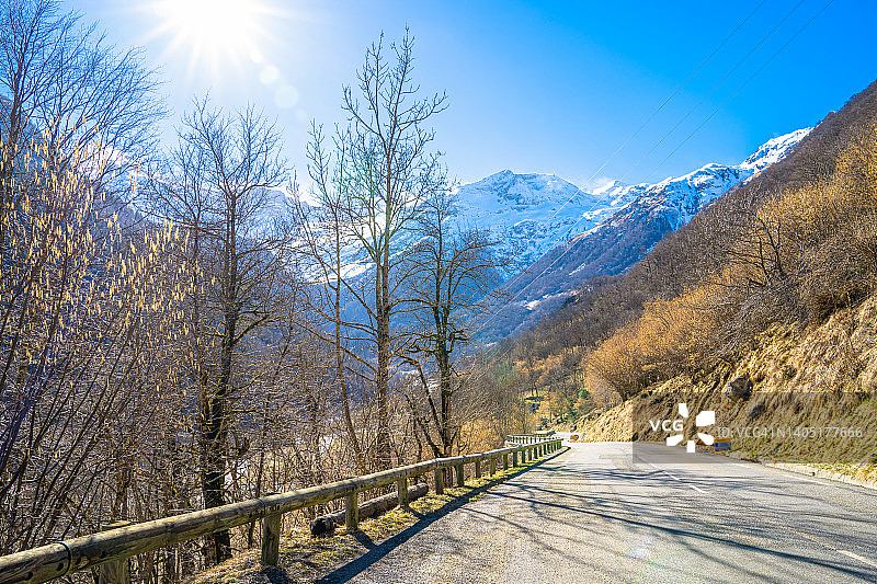 阳光明媚的雪山图片素材