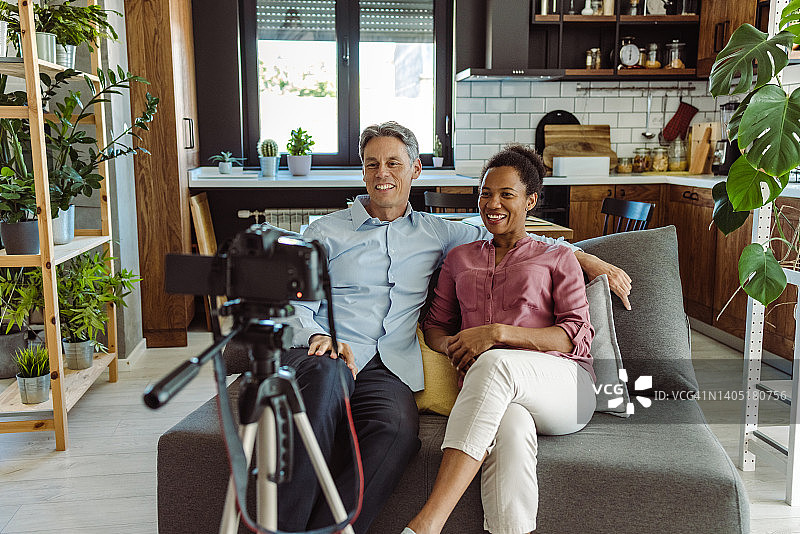 年长者在家录制视频博客图片素材
