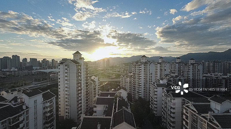 多云天气下的日落，城市住宅区天际线的云景图片素材