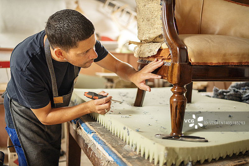 内饰工人在工作台上检查椅子图片素材