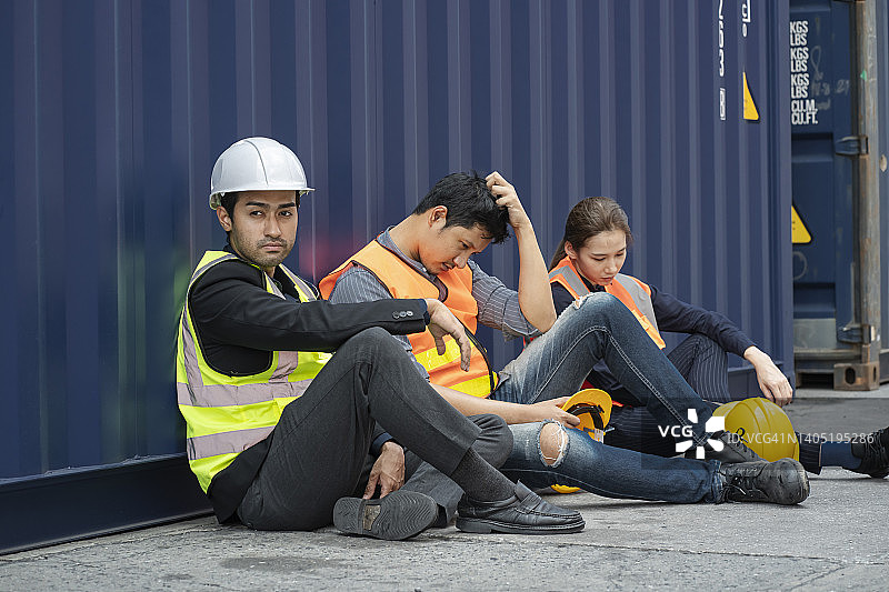 集装箱仓库工人疲惫不堪，因工作而气馁或被解雇图片素材