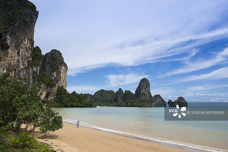 泰国甲米莱利海滩前清澈的碧绿海水和帕南海石灰岩地貌图片素材